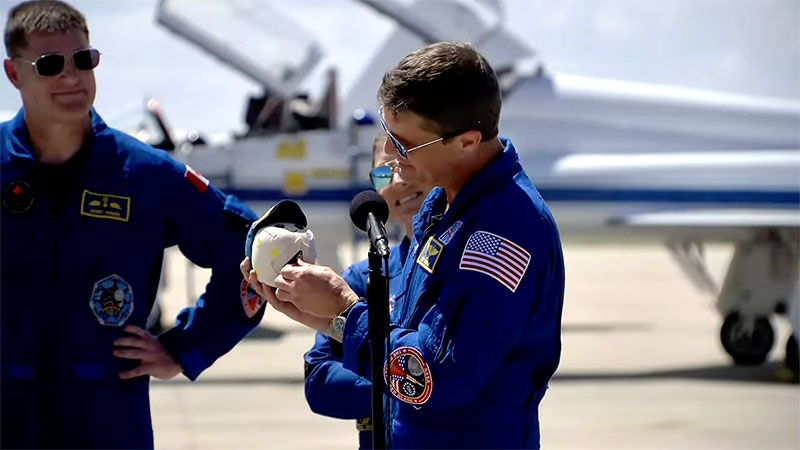 dcordovaok's tweet image. #ArtemisII ya tiene indicador de gravedad cero, fue presentado hoy por los astronautas. Se trata de #Rise un peluche de una luna sonriente con gorra de béisbol adornada con la Tierra, comenzará a flotar cuando alcancen la órbita, lo que indicará el inicio exitoso de su viaje.