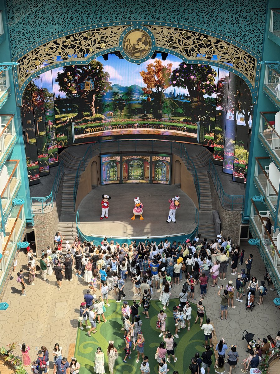 11:00からデッキ10のガーデンステージで、 「Selfie at Sea: Disney