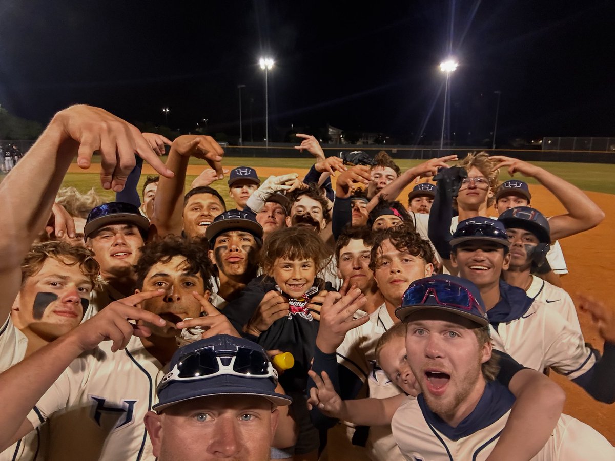 HendricksonBB's tweet image. Hawks win in dramatic fashion to even the series! #victoyselfie #igyb #bluecollarboys ##chasingfreebaseball
