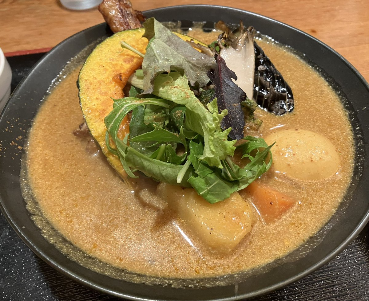 ちょっと前にスープカレーを食べてハマりつつあります。チキンはホロホロ、スープも程よい辛さと深みがあって美味しかったです😋揚げた野菜が最強過ぎる…