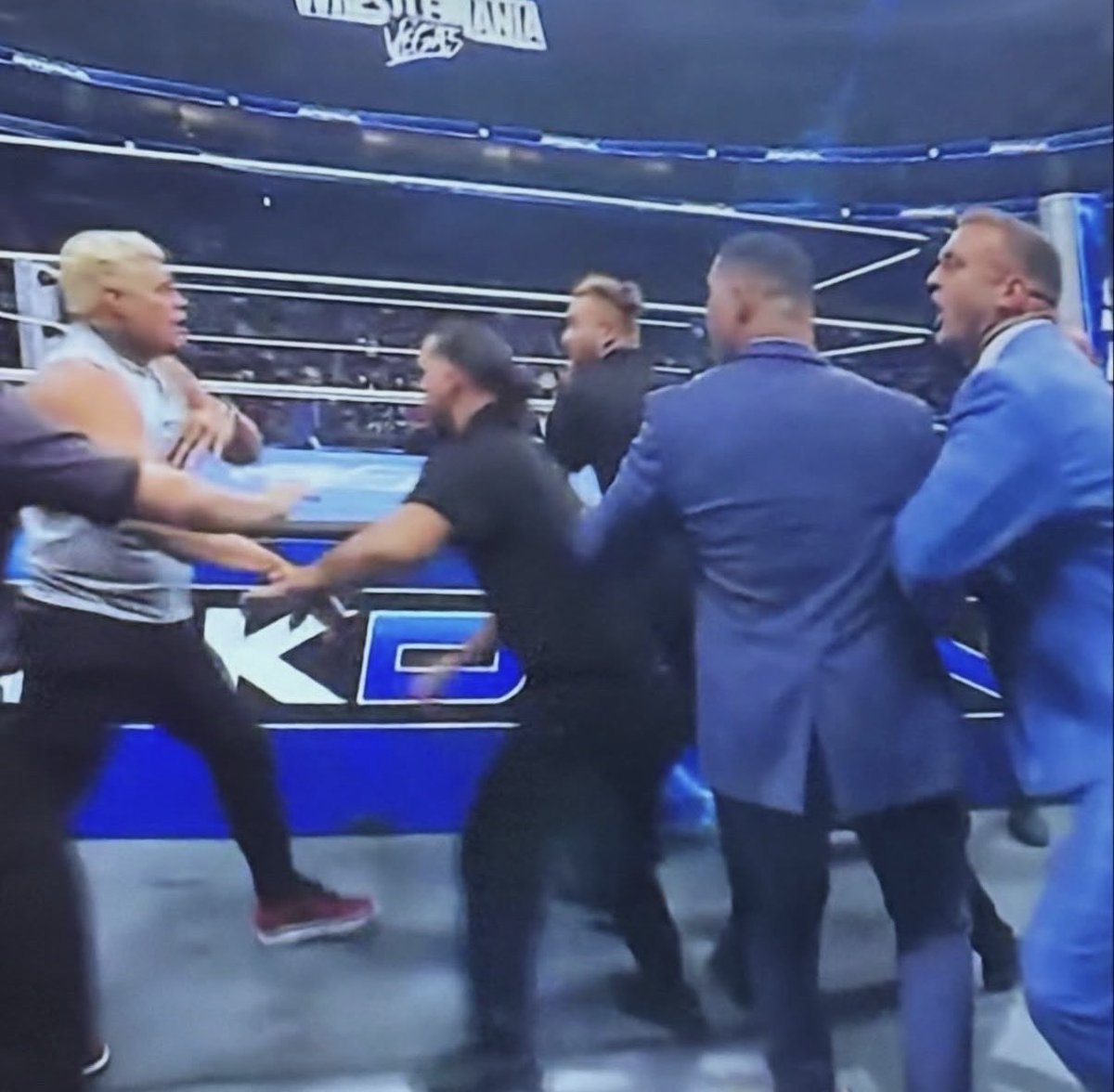 seebaassx's tweet photo. @MrSantiZap This match needs a violent stipulation, a regular match will give Orton/Triple H vibes https://t.co/5tuvEG86js