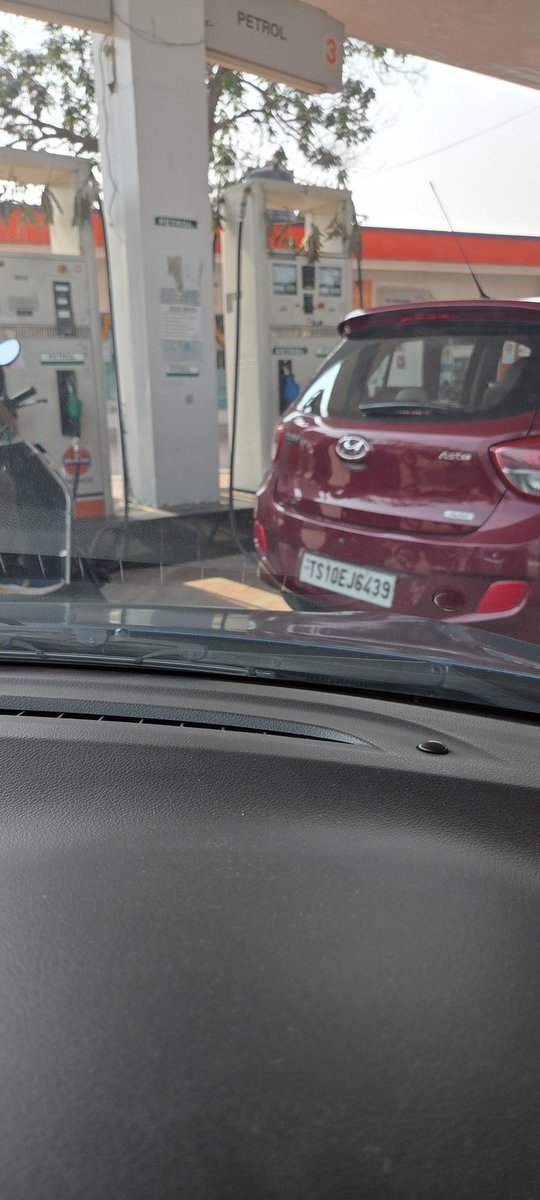JishangD's tweet photo. #petrolcrises #fruad
@IndianOilcl   if the petrol stock is there then why people are saying no for the petrol in hyderabad. Same place was filled 10 min by me. Staff Saying the company says no for petrol.

#worst management https://t.co/tSfDaL4Cdx