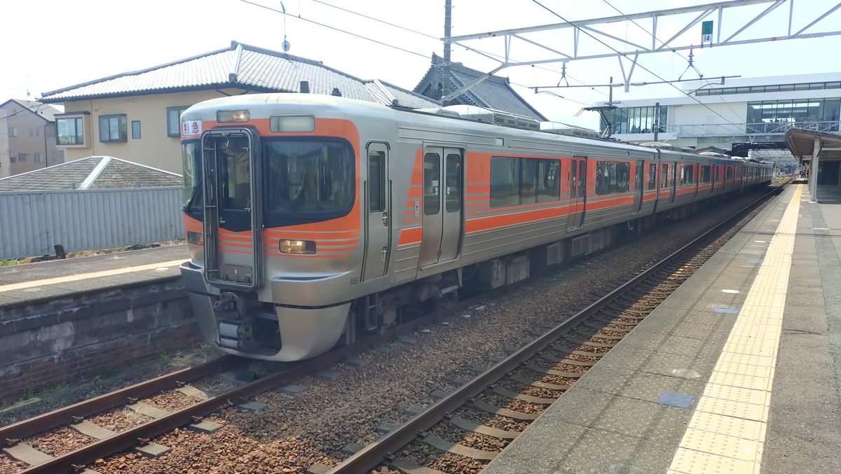 313系8000番台の臨時特急きくがわ号菊川行きは終点菊川駅1番線に到着