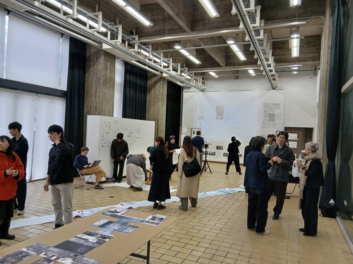 tamao_h's tweet photo. 藝大・AA Dip11。壁・床を展開する連続フロッタージュ＋3Dスキャンを折り込んだ紙模型、全オブジェクトのログ＋カード化、異なる実測手法による断面＋立面、経営する老夫婦のタイムライン＋番台・ボイラー室の静・動的構図化を通して、神楽坂・熱海湯の空間性が鮮明に浮かび上がるWSだった。 https://t.co/VlNqiTaAYA