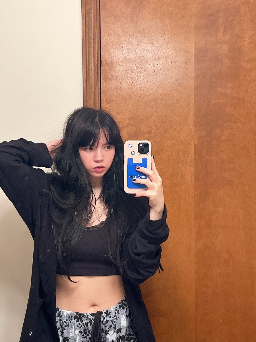 iwishurosesxo's tweet photo. who wants a goodnight kiss? https://t.co/NbSR3dDNf6