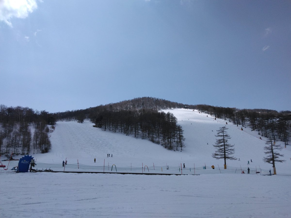 murata_94's tweet photo. 高峰生活。本日の高峰マウンテンパークスキー場、気温は高くやや雪は緩んでますが全コース滑走可能！なお、今日明日は大会のためパノラマコースは貸し切りとなります。まだまだ滑りに来てくださいね！#高峰生活　#高峰マウンテンパーク　#高峰高原　#スキー場 https://t.co/AKUQRxgZ1I