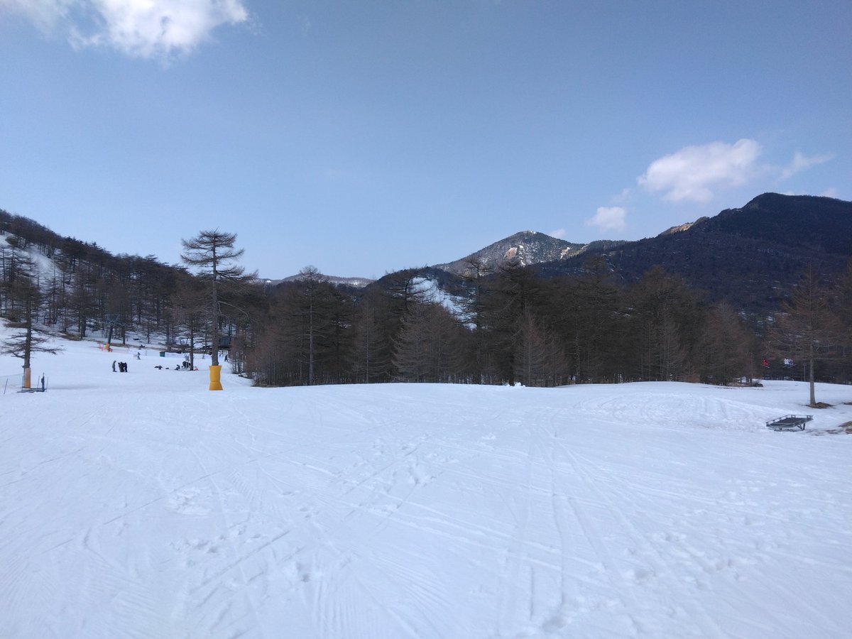 murata_94's tweet photo. 高峰生活。本日の高峰マウンテンパークスキー場、気温は高くやや雪は緩んでますが全コース滑走可能！なお、今日明日は大会のためパノラマコースは貸し切りとなります。まだまだ滑りに来てくださいね！#高峰生活　#高峰マウンテンパーク　#高峰高原　#スキー場 https://t.co/AKUQRxgZ1I