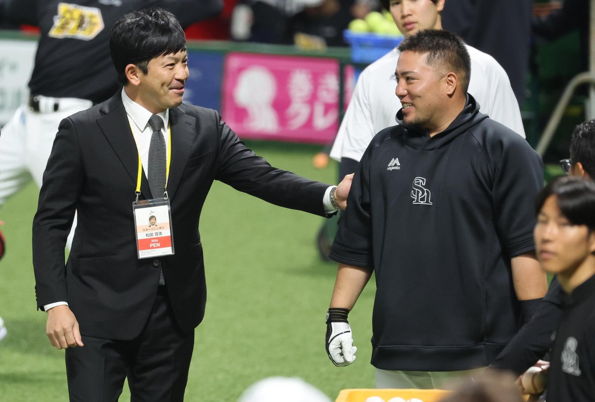 松田宣浩 氏（左）と話す ＃山川穂高 選手 ＃sbhawks ＃スポニチ