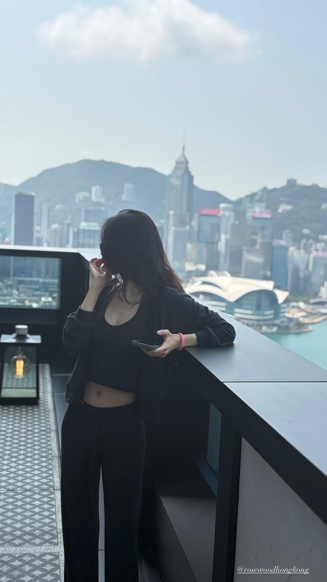 naeun, 손 tweet media