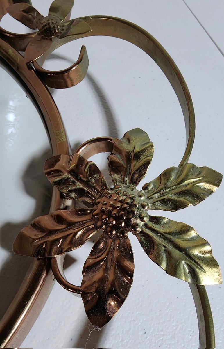 GentlyGems's tweet photo. Rare find! Authentic 1960s-70s “Made in England” brass poinsettia oval wall mirror ✨ Vibrant gold-copper tones, premium quality, ~18×22″. High-end vintage English MCM decor that collectors love! Shop link 
https://t.co/n2BPhoh0yv
#GentlyGems https://t.co/DuZFhOCX13