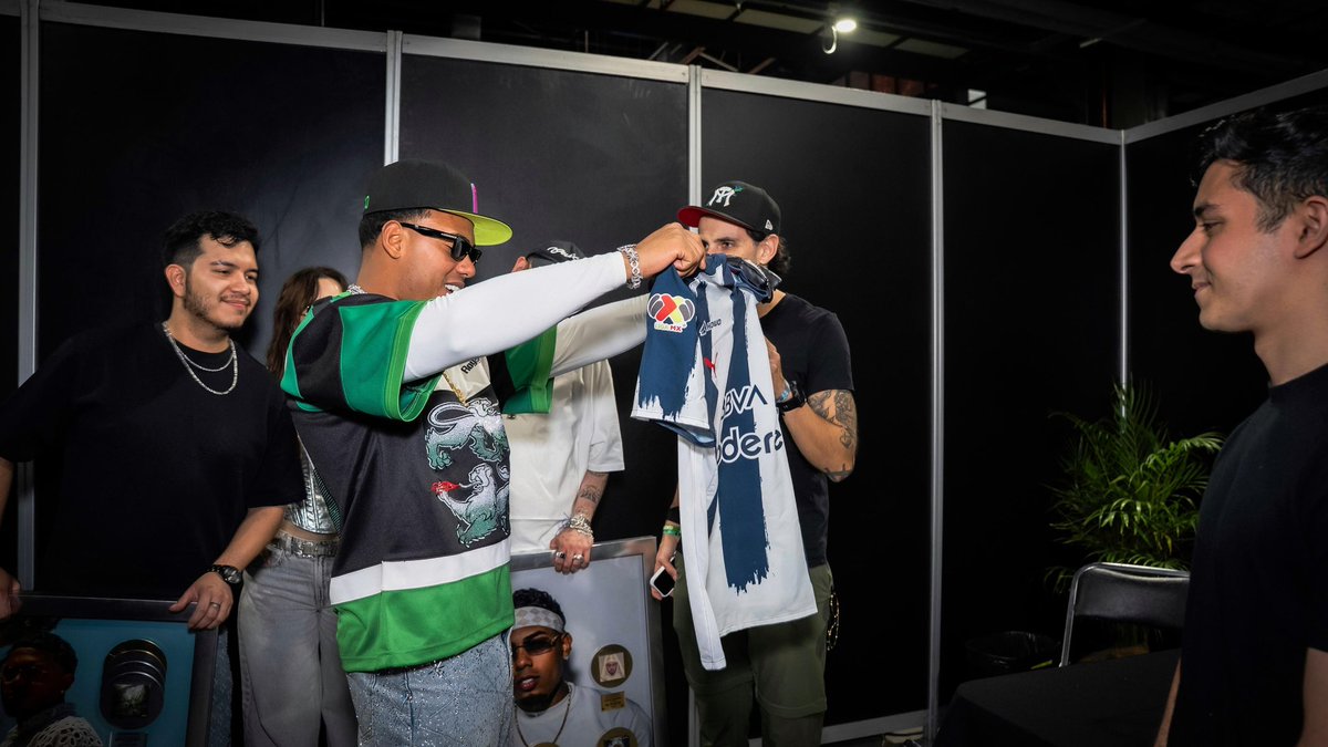 Rayados's tweet photo. Que suene el flow… y que se sienta la pasión 🎶💙

@MYKETOWERS con el jersey de nuestros Rayados. https://t.co/CbmXCIcqN7