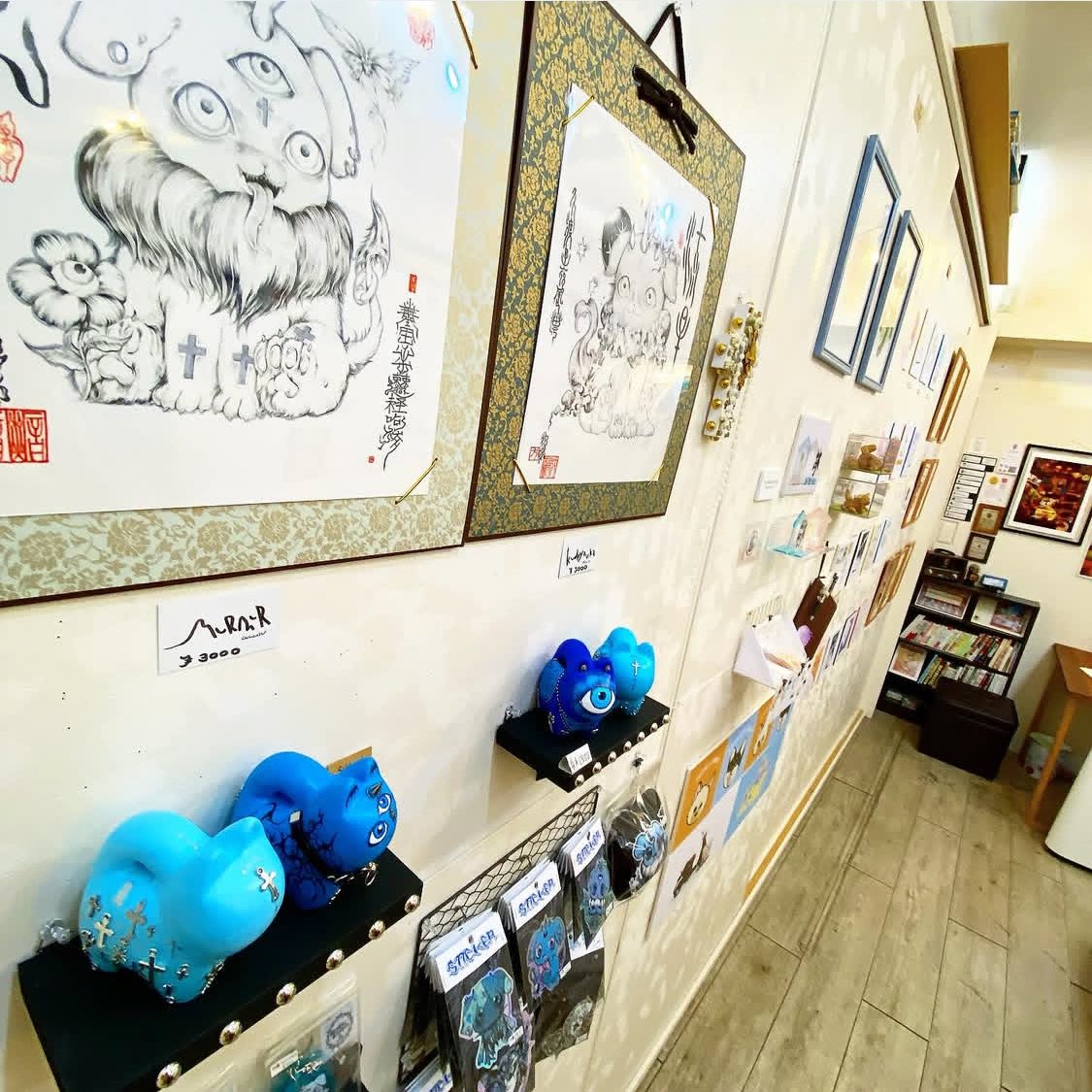 CURIOSITIES_shop&gallery tweet media