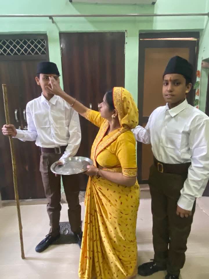 आज मेरे दोनों बेटे दक्ष देवल और विराट देवल ने अनुशासन, संस्कार और राष्ट्रसेवा की भावना के साथ अपने नए सफर की शुरुआत की। 🇮🇳  

राष्ट्रीय स्वयंसेवक संघ के प्रारंभिक वर्ग में उनका प्रथम दिन रहा।