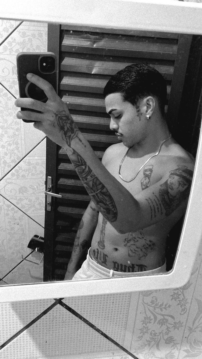 Faraoemici7's tweet photo. Tá faltando tatto ainda https://t.co/oteYMK4Ts9