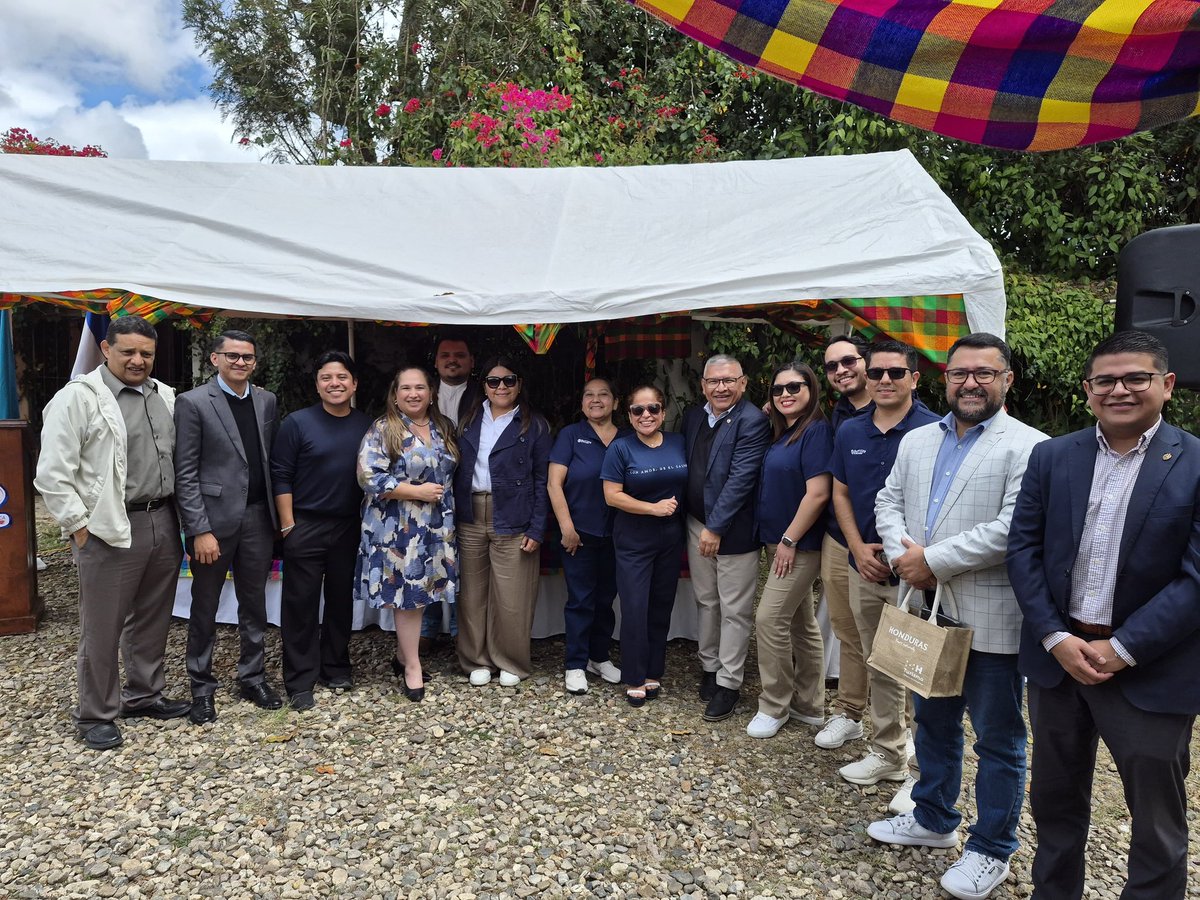 elsalvador's tweet photo. #DeDinero El Salvador y Honduras fortalecen lazos turísticos con reunión bilateral

La ministra de Turismo, Morena Valdez, realizó una visita oficial a Honduras para fortalecer los lazos bilaterales en materia turística y promover estrategias conjuntas entre ambos países.
https://t.co/mteC5fBcyz
