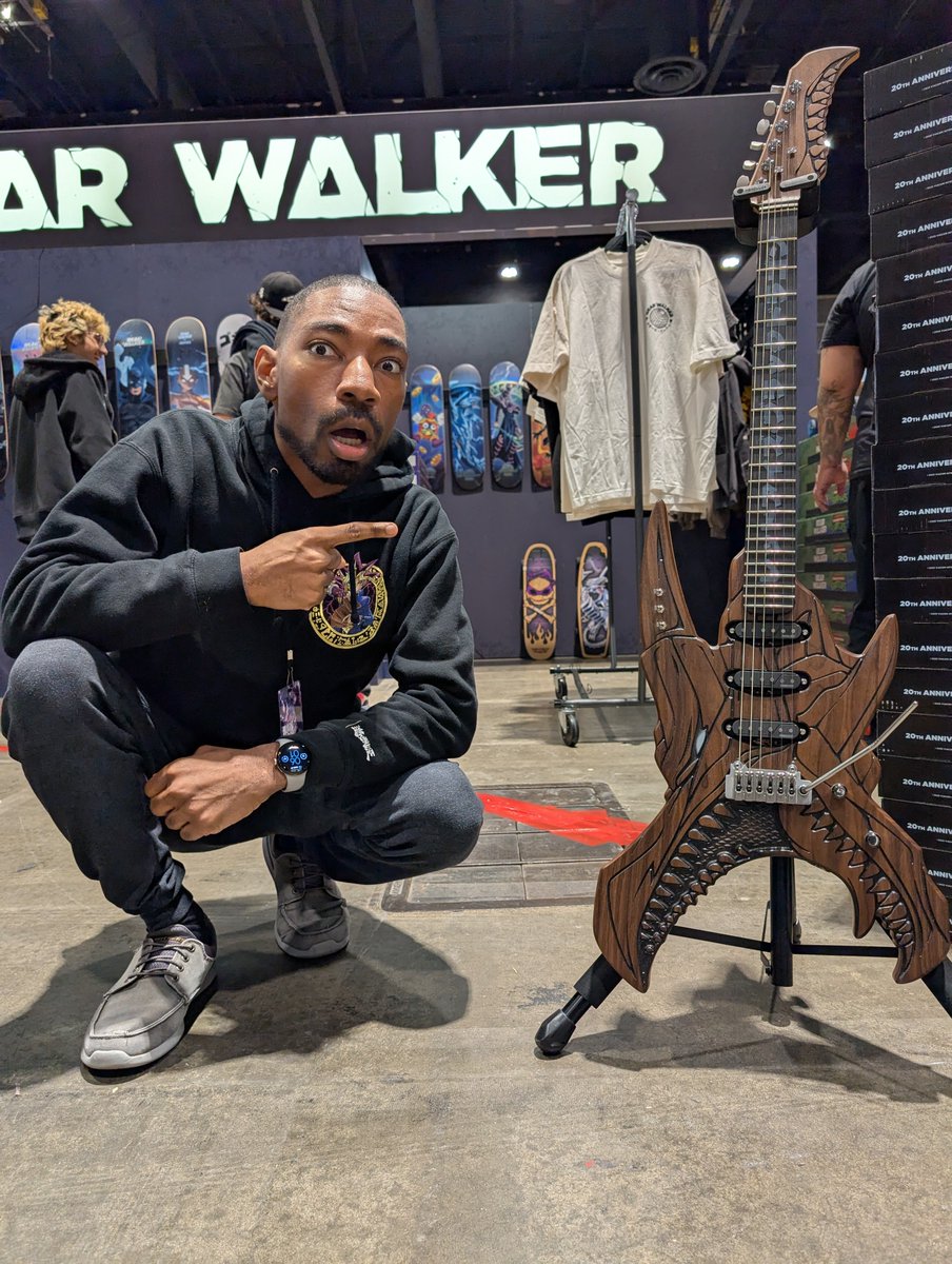 I can't afford the Bearwalker Red-Eyes Black Dragon guitar but I can admire from afar 😍