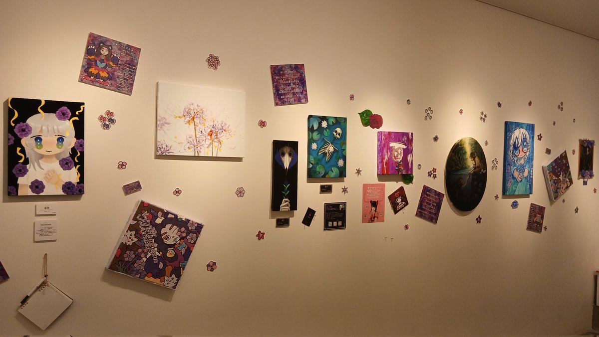 はるやみ<a href="/HaruYami_Moon/">はるやみ◆カミサマの姿</a>さん
主催グループ展

#リラポディウム

テーマは「紫の花」と「毒」。
会場が紫～🪻！！
毒をもつ植物は、人間にとっては悪い作用がありますが、他の生き物にとっては生きる為に必要な成分であったりするというお話から、毒の印象が変わって見えました。

<a href="/irorimura2005/">イロリムラ /大阪</a> にて