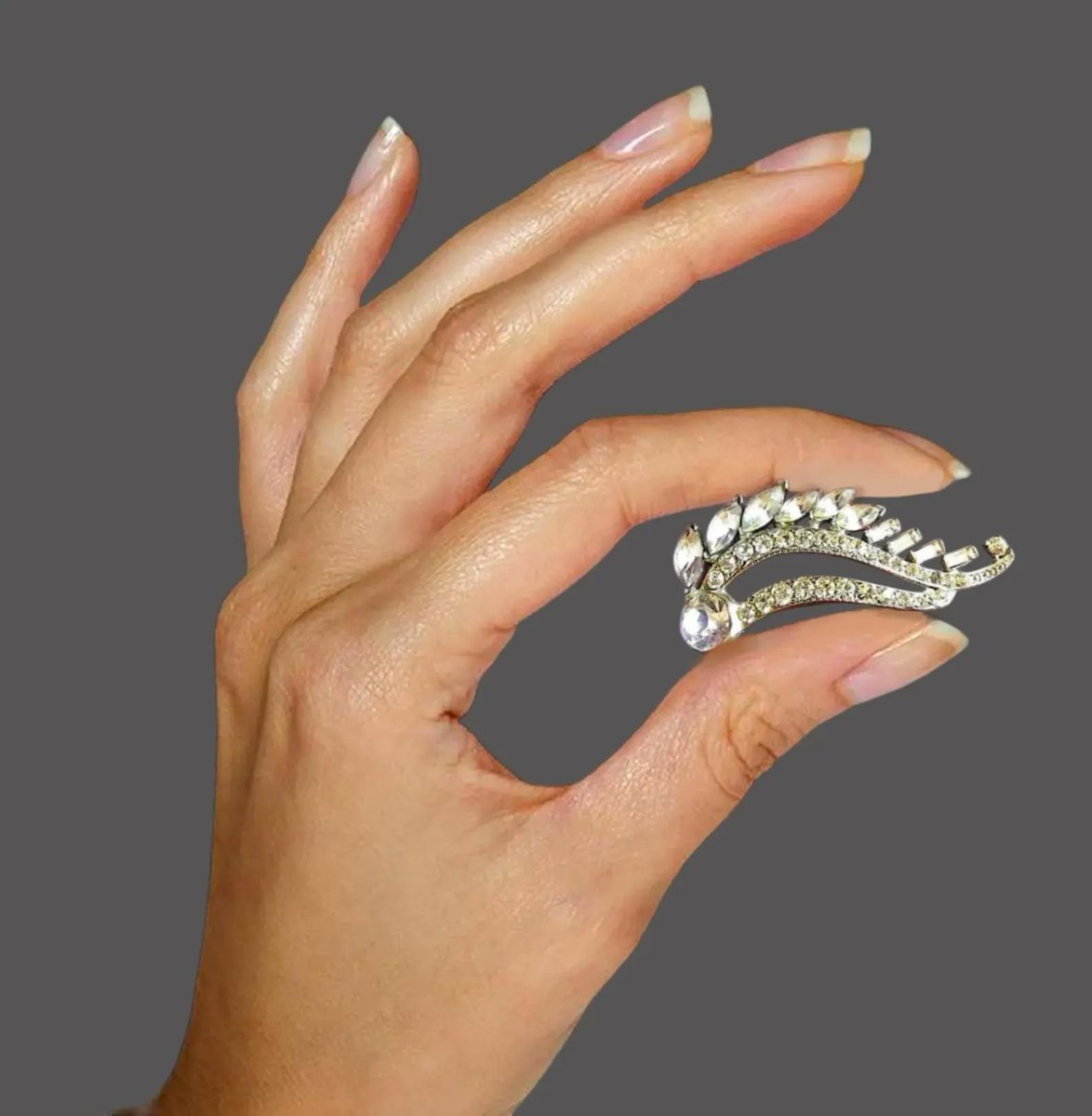 renaissancefai's tweet image. Art Deco Pot Metal Rhinestone Brooch: Vintage Sparkle Wave Pin
etsy.com/listing/447890…?
#brooch #vintage #clear #rhinestones #ArtDeco #potmetal #wave #curve #baguette #marquise #mothersDay #pin #fashion #sparkle #wave