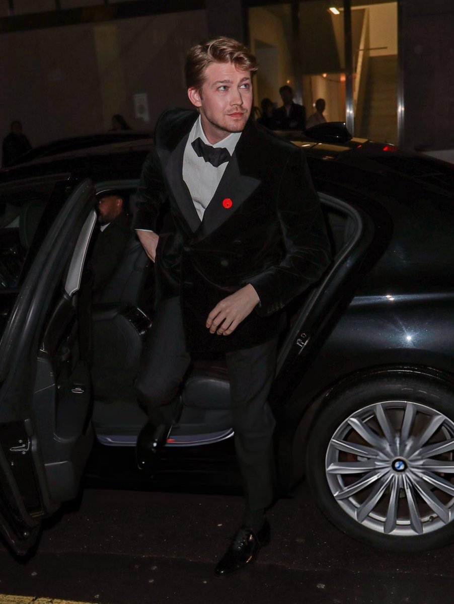 joe alwyn safe space tweet media