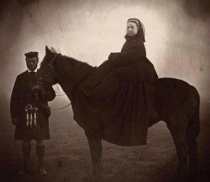 MelanieKR65's tweet photo. Queen Victoria on horseback. https://t.co/KvieJqDBwW