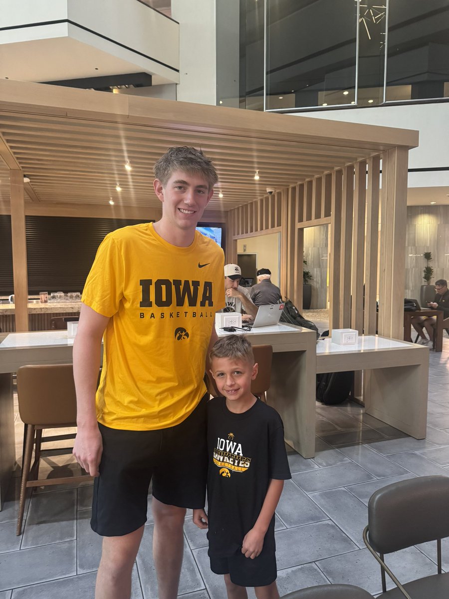 DustinDirksen's tweet photo. @HawkeyeMikeB @TheIowaHawkeyes Where we watching the game tmrw Mike https://t.co/SXsofvFxKX