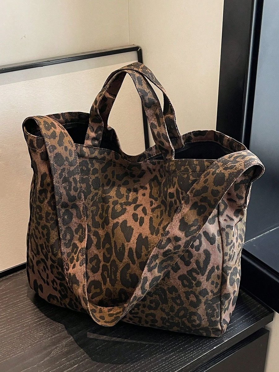 customhouse__'s tweet photo. AVAILABLE TOTE BAG 

🏷️ 25000 https://t.co/2n9m430JVt