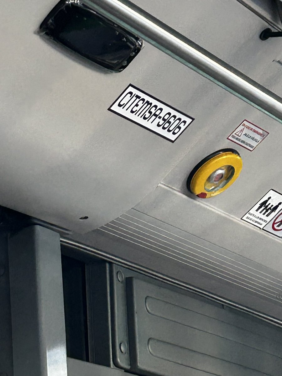 PRM_DIANA's tweet photo. @MetrobusCDMX el chofer de esta unidad ha lesionado a personas porque cierra inmediatamente las puertas. https://t.co/Pv1pRKo1J0