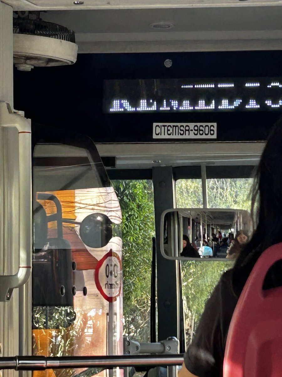 PRM_DIANA's tweet photo. @MetrobusCDMX el chofer de esta unidad ha lesionado a personas porque cierra inmediatamente las puertas. https://t.co/Pv1pRKo1J0