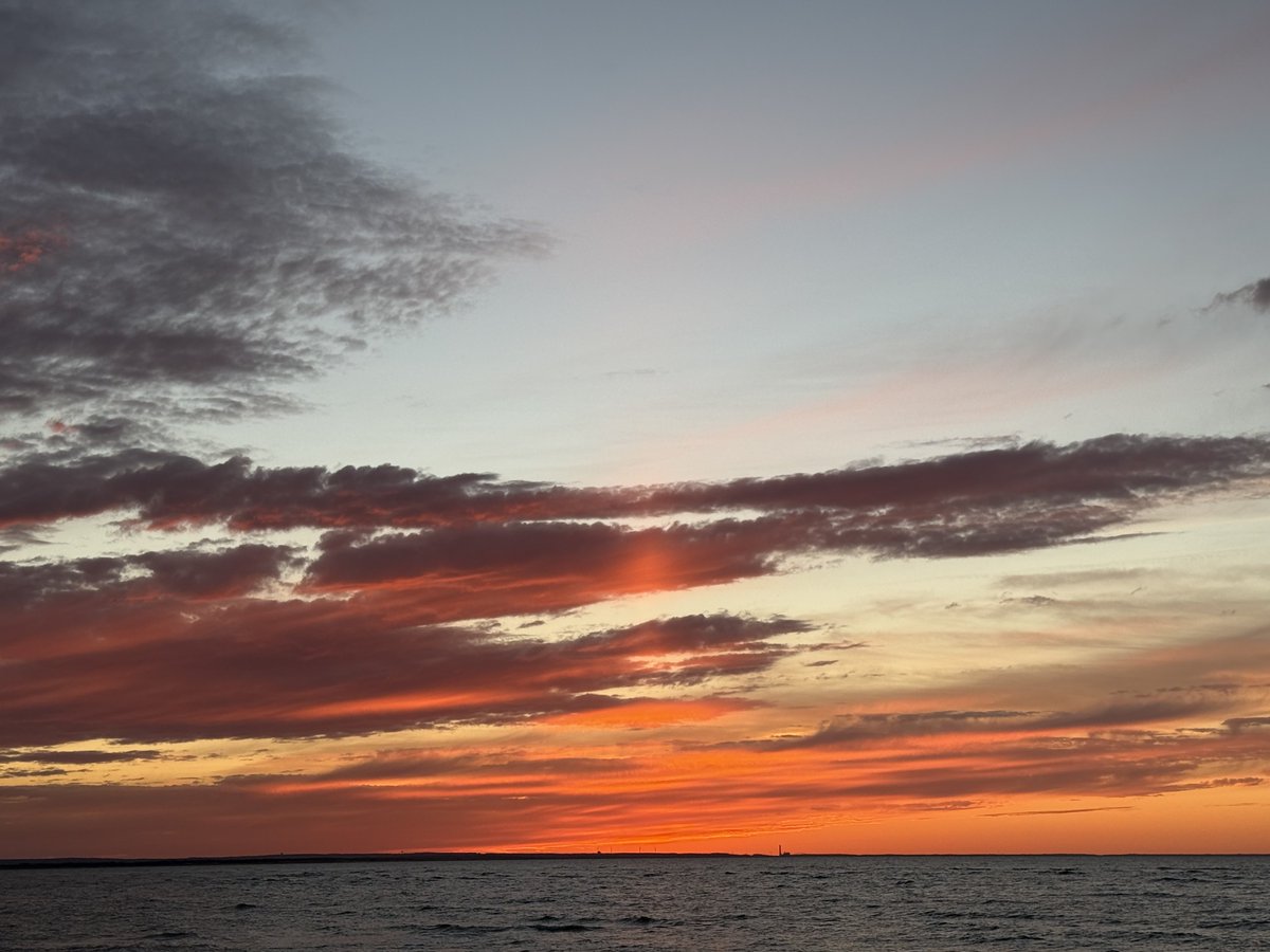 mmuhlfelder's tweet image. #capecodbay rolling us on#calmocean into the weekend ✌️