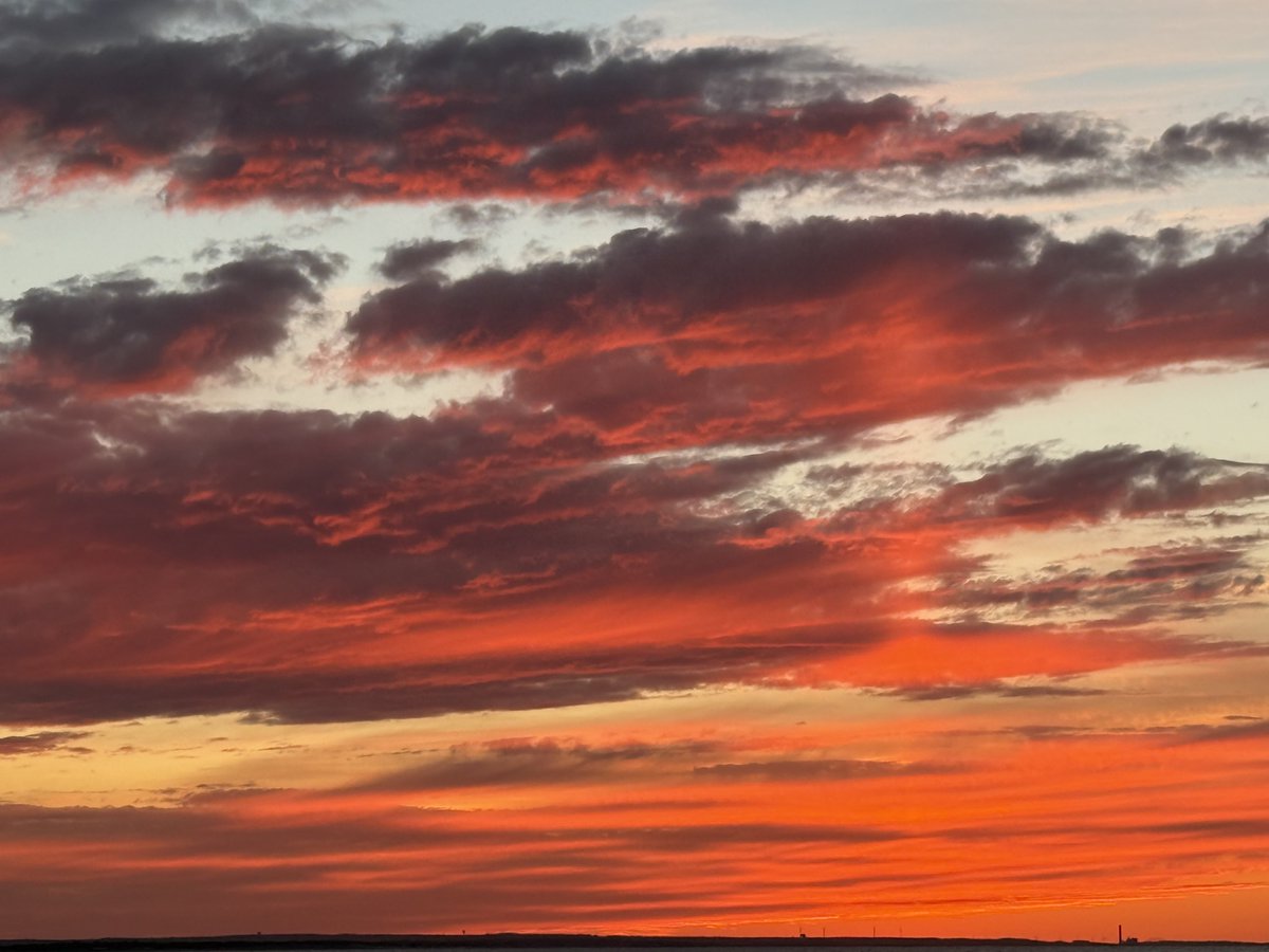 mmuhlfelder's tweet image. #capecodbay rolling us on#calmocean into the weekend ✌️