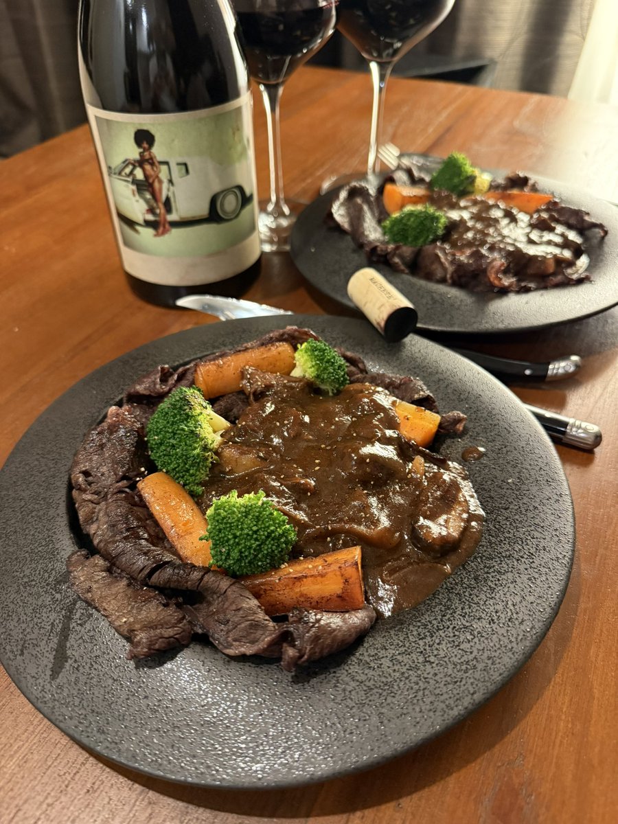 Kitchen_Molo's tweet image. 昨夜は冷凍保存しといたビーフシチューをリメイク！基本スジが多かったので、肩ロース薄切りを軽く焼いて赤ワインで煮込んでから合わせました！

してこのワインがまた美味かった〜
コルクの色が凄いでしょ！むちゃくちゃ濃厚＆スパイシー？分からんけど😉

＃Machete ＃prisoner