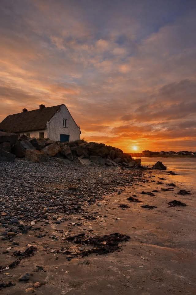 ThisIsIreland3's tweet photo. 📍River Nanny Estuary, Laytown Beach, Country Meath 🌅 🇮🇪
The western side of this cottage opens to the setting sun-a place of quiet beauty, calm, and deep serenity 💚
#Meath #Ireland #Sunset #Laytown https://t.co/5XDQxbEWX0