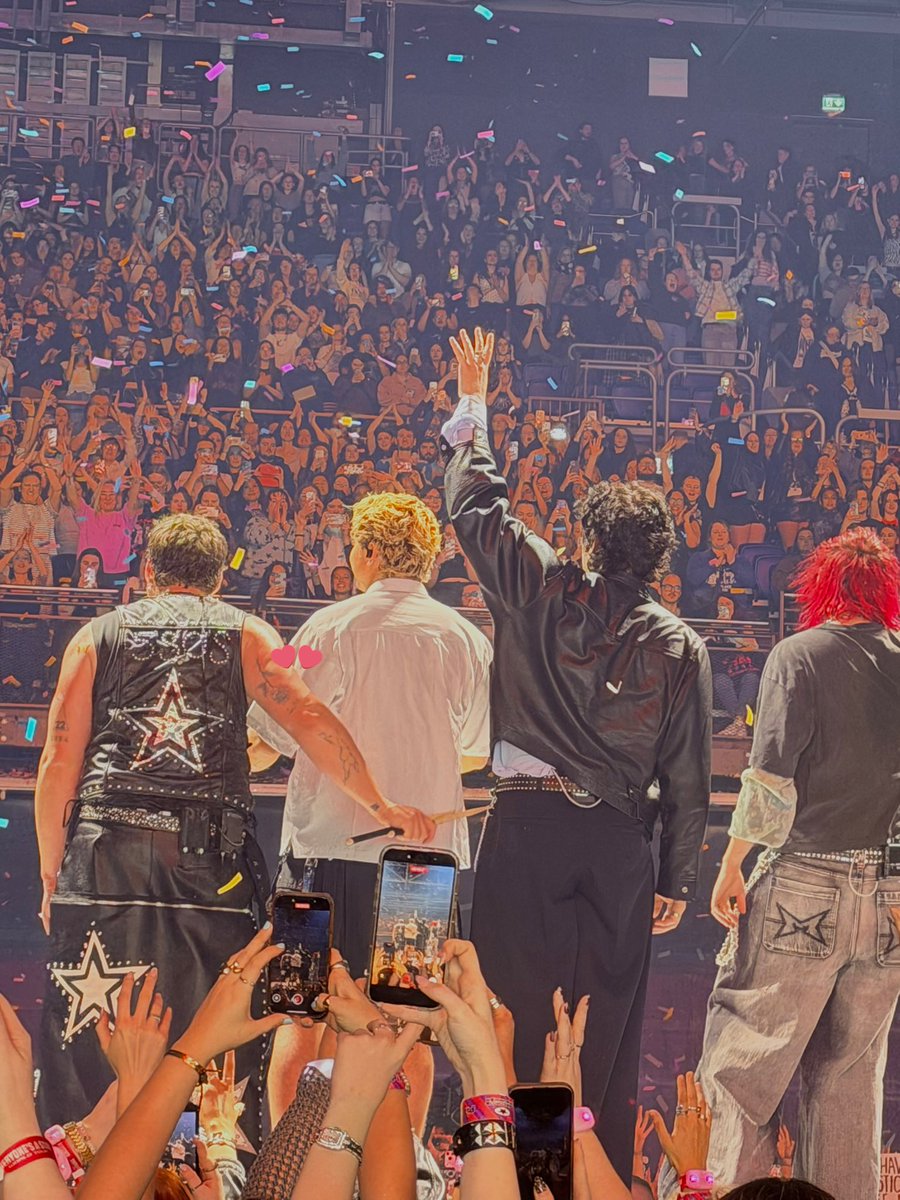 B •ON TOUR• ੈ✧̣̇˳·˖✶ tweet media