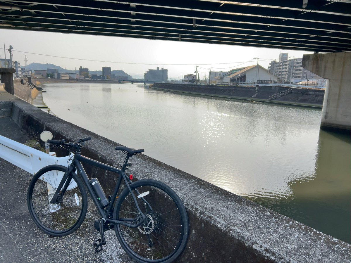 おはようございます。明日までは、いい天気のようですね。ニシモトです。
朝の通勤は、川めぐり。
#自転車の有る風景
#ROCKBIKES