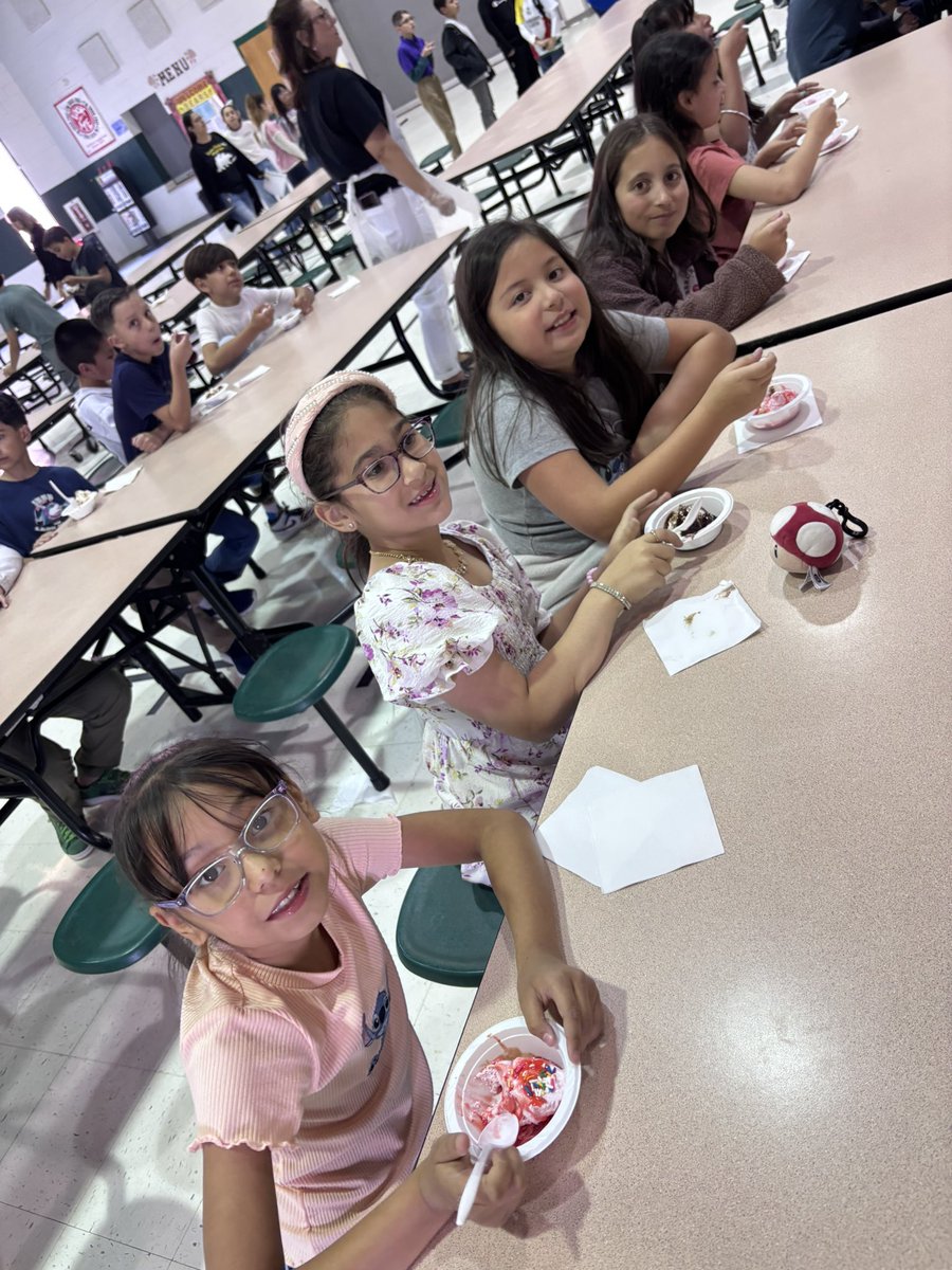 MissJGalindo's tweet photo. ♥️ Registration = DONE ✔️ Ice cream = EARNED 🍦🎉 We loved celebrating our amazing students today! 💚💜🐻 #SweetSuccess #CampusLove #TeamSISD https://t.co/wPVA1HMIXs