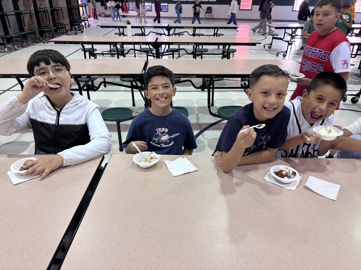 MissJGalindo's tweet photo. ♥️ Registration = DONE ✔️ Ice cream = EARNED 🍦🎉 We loved celebrating our amazing students today! 💚💜🐻 #SweetSuccess #CampusLove #TeamSISD https://t.co/wPVA1HMIXs