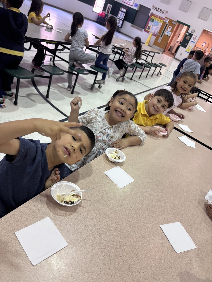 MissJGalindo's tweet photo. ♥️ Registration = DONE ✔️ Ice cream = EARNED 🍦🎉 We loved celebrating our amazing students today! 💚💜🐻 #SweetSuccess #CampusLove #TeamSISD https://t.co/wPVA1HMIXs