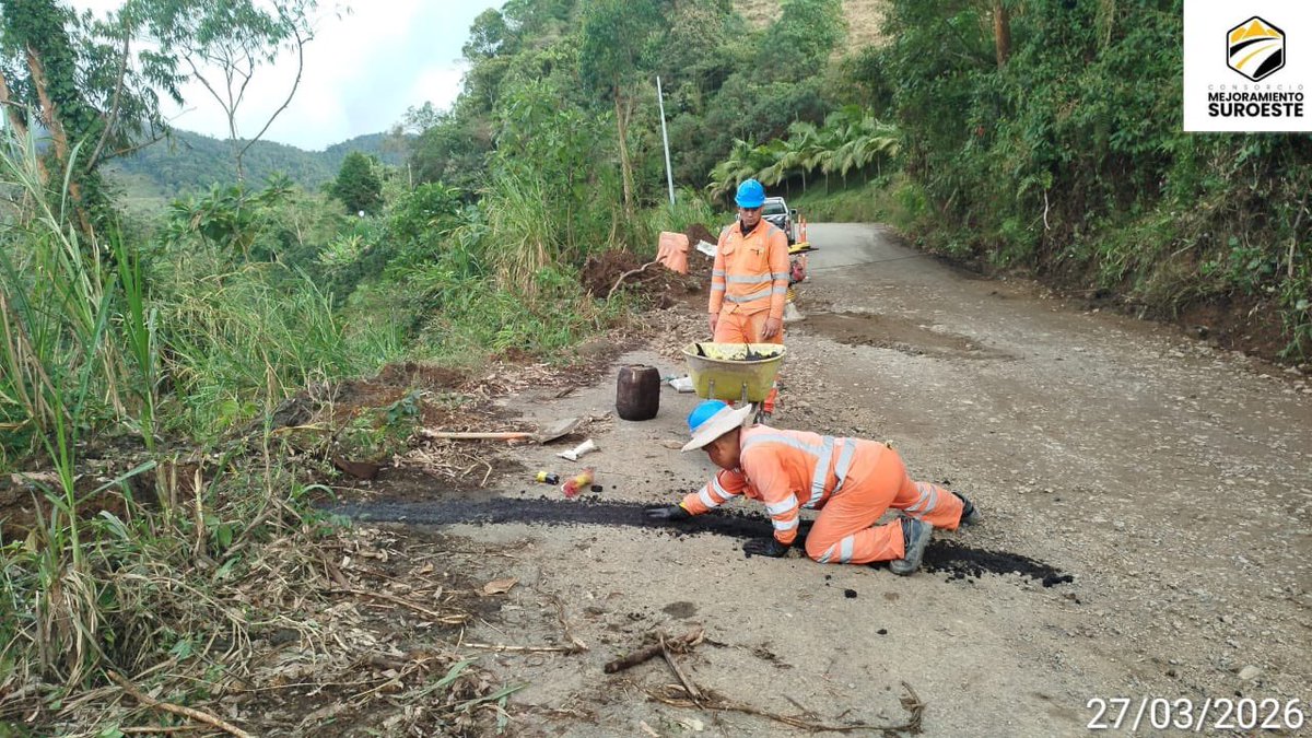 ObrasAntioquia's tweet photo. #ReporteDeVías 👉 Sello de grietas ocasionadas por falla geológica activa en la vía Concordia - Betulia, km 8. #ATodaMáquina https://t.co/jTtY3YECaE