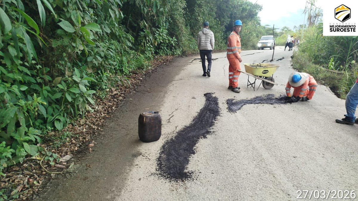 ObrasAntioquia's tweet photo. #ReporteDeVías 👉 Sello de grietas ocasionadas por falla geológica activa en la vía Concordia - Betulia, km 8. #ATodaMáquina https://t.co/jTtY3YECaE