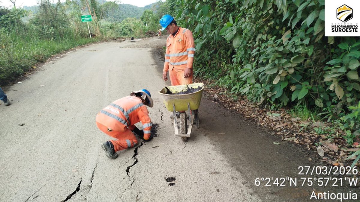 ObrasAntioquia's tweet photo. #ReporteDeVías 👉 Sello de grietas ocasionadas por falla geológica activa en la vía Concordia - Betulia, km 8. #ATodaMáquina https://t.co/jTtY3YECaE