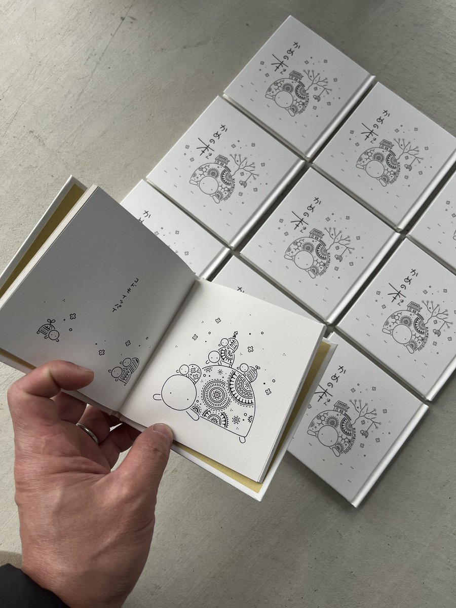 「かめの本」の中はこんな感じ
ひとことずつ題名みたいな言葉付き
普段あまり絵に題名をつけないのでちょっと新鮮

ひとこと言葉は今年中学生になる「はるき」くんが考えてくれましたとさ

#かめの本 #かめいち堂