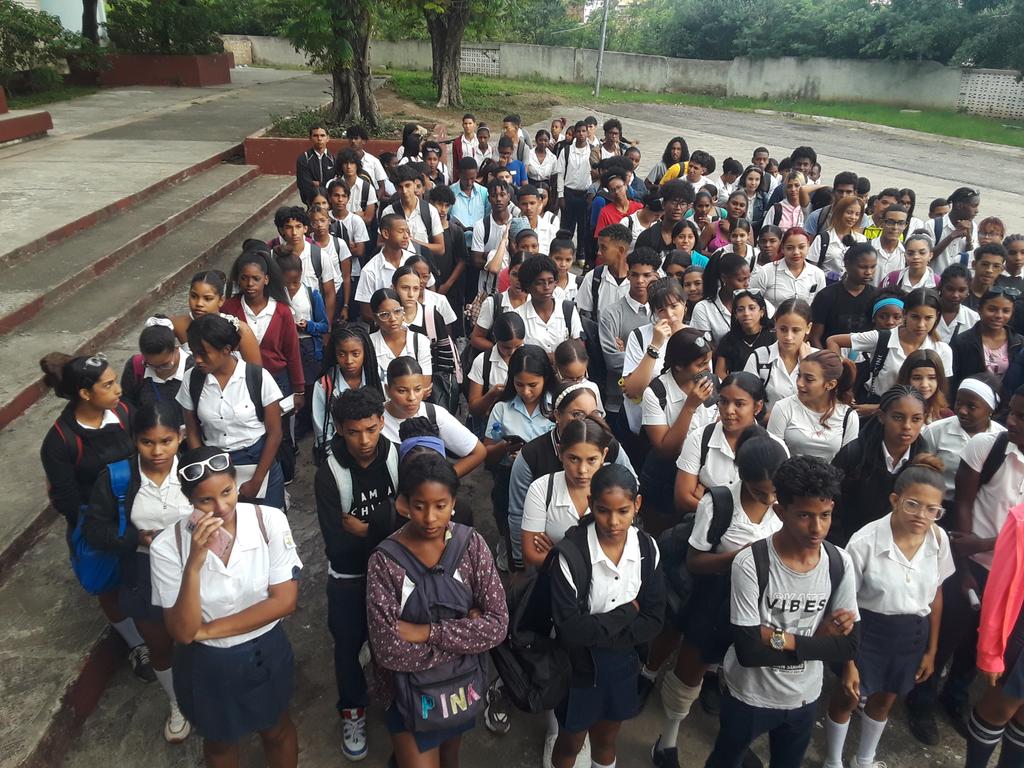 Educandos del IPVCE Antonio Maceo Grajales reciben orientaciones previo al examen final de Historia, culminando las evaluaciones ordinarias.
<a href="/CubaMined/">MINED</a> 
<a href="/dpestgo/">DGE Santiago de Cuba</a> 
<a href="/SantiagodeCuba/">Santiago de Cuba</a>