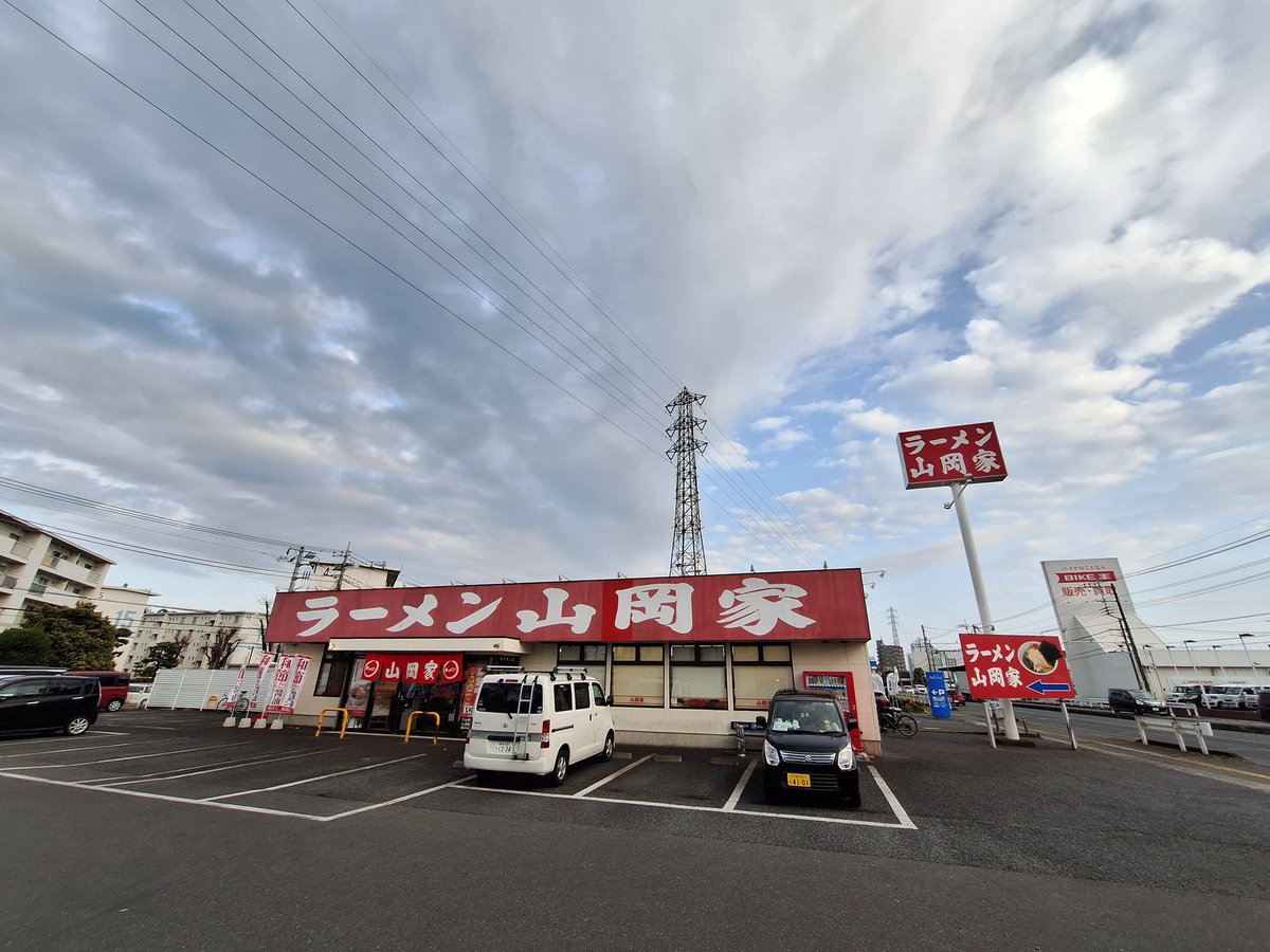 plastic_rains's tweet photo. 20260327  同じ埼玉でも遠くて道が混む🚙ク��ア鴻巣にて仕込の帰り道、上尾あたりで山岡家→初参戦🍜  美味しいラーメンと良く耳にしてた。意外とあっさり食べれて昔ながらのトンコツ醤油なかんじ。餃子もカリカリ最高🥟 https://t.co/F4nuRDSkyb