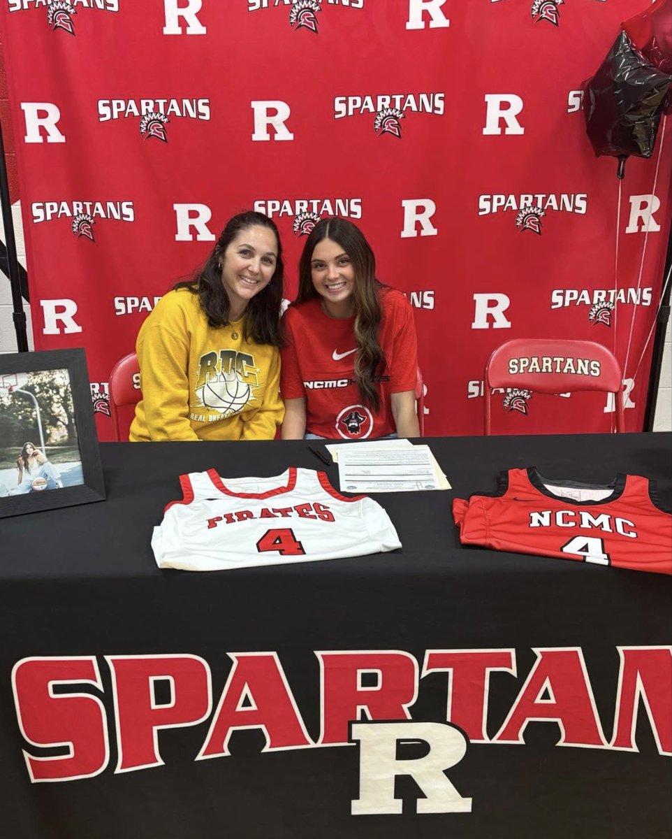 real_chasers's tweet image. This is what it’s all about 💛 Huge shoutout to Coach Alesa for pouring into her and helping guide her to this moment. So proud of Emma earning that next level opportunity. Go get’em kid!!! #OneUnit @emma_hash2026