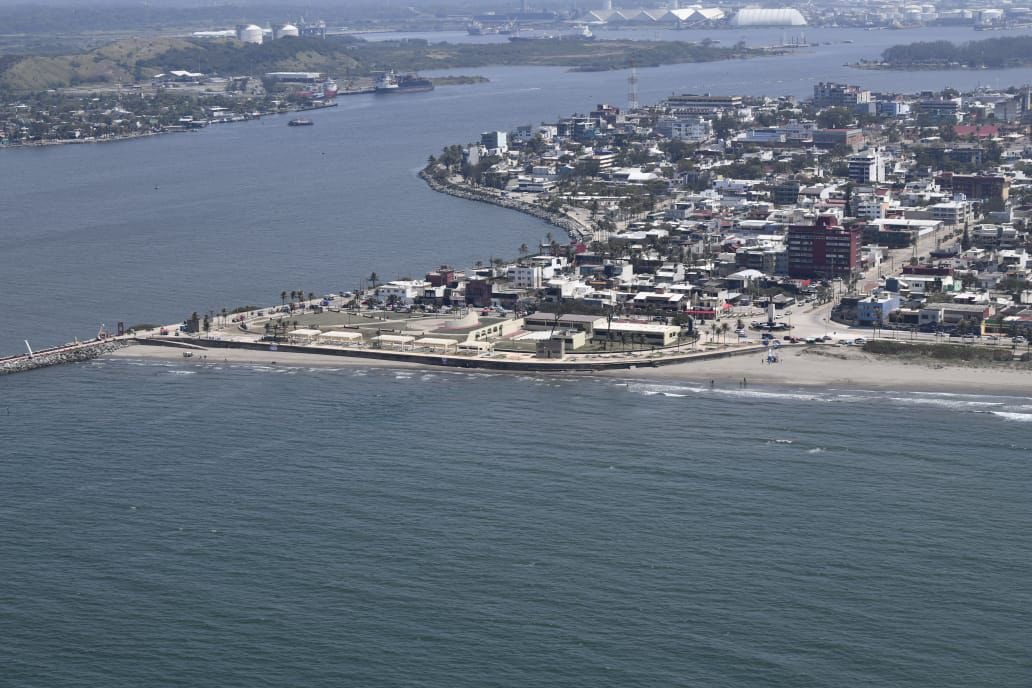 Pemex's tweet photo. #Pemex intensifica el monitoreo y limpieza en playas del Golfo de México para garantizar condiciones seguras y aptas para los visitantes durante el próximo periodo vacacional.

El trabajo en territorio continúa de manera coordinada y preventiva, en conjunto con el Grupo Interinstitucional del Gobierno de México.

@SEMARNAT_mx @SEMAR_mx @SENER_mx @agencia_asea @PROFEPA_Mx