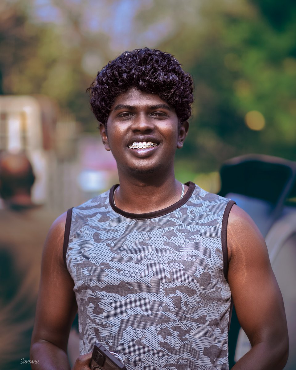 Santanu_pl's tweet photo. A smile brighter than Chennai streets, carrying stories untold
Chennai Street Portrait.
#bnwphotography #monochromeportrait #streetportraiture #indiastreets #portrait_perfection #bnw_captures https://t.co/uEJOcRh7f4