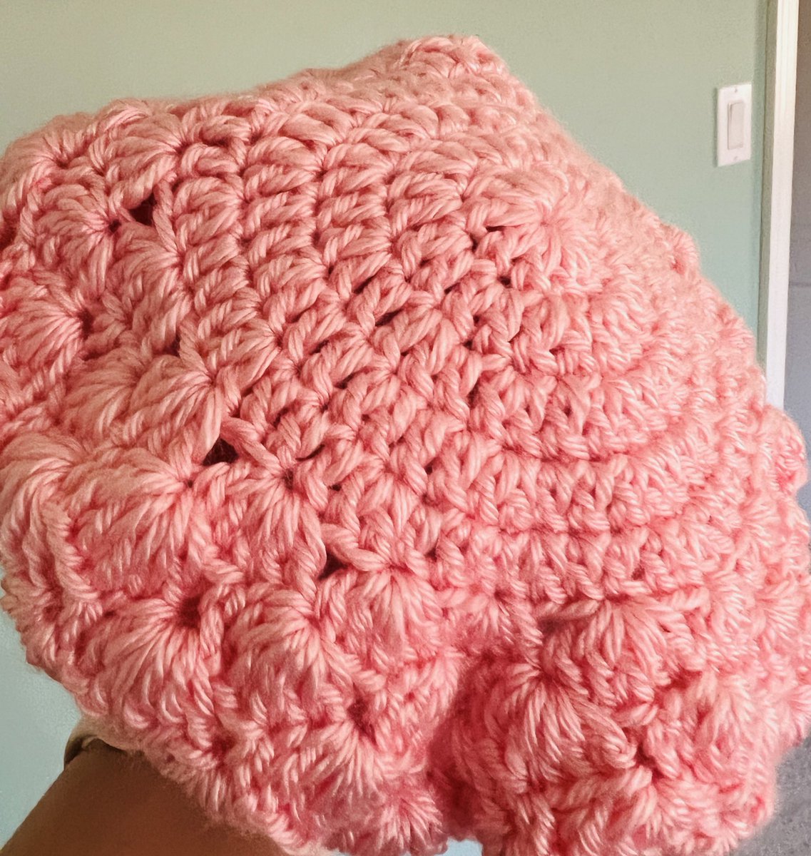 Rabwhian's tweet image. I learned crochet last year. Starting from light pink to bright pink (from left to right), my first and latest project.
#hobby 
#crochet