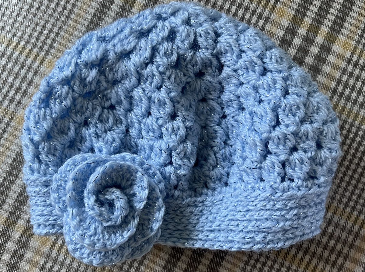 Rabwhian's tweet image. I learned crochet last year. Starting from light pink to bright pink (from left to right), my first and latest project.
#hobby 
#crochet