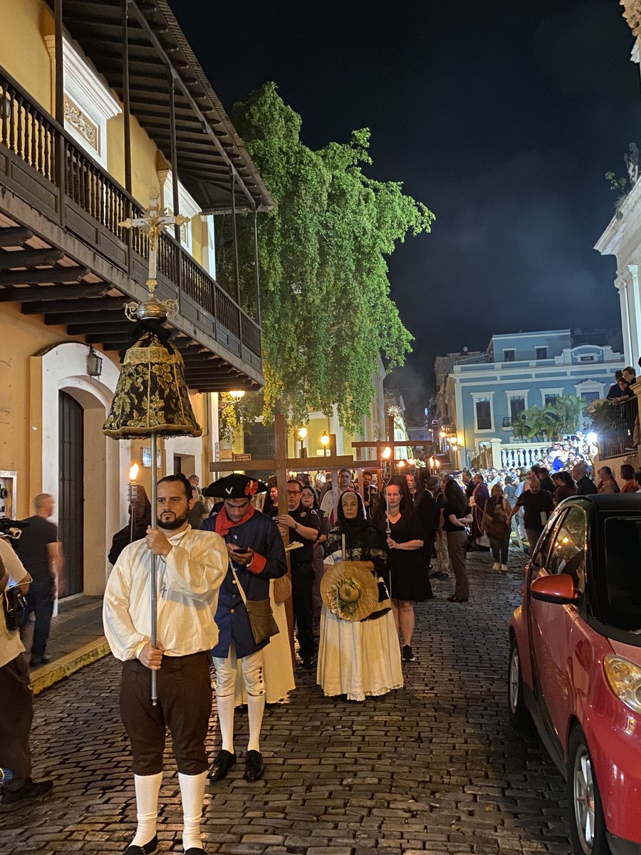 Esta noche sale la procesión desde la Catedral, por las calles antiguas de VSJ, en conmemoración de la Virgen de los Dolores y Soledad. Una de las tradiciones más antiguas de la Iglesia Católica.