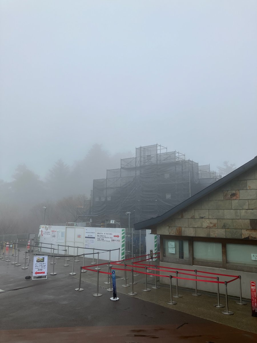 Takao_Tozan's tweet image. おはようございます。 
午前９時現在、高尾山麓、ケーブルカー清滝駅、高尾山  駅の天気は「曇」、気温は「10度」です。 
ケーブルカー、リフトともに通常通り運行しています。 #高尾山 #ケーブルカー #リフト